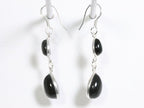 Fijne lange zilveren oorbellen met onyx afbeelding 2