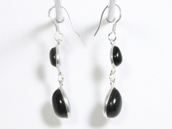 Fijne lange zilveren oorbellen met onyx afbeelding 2