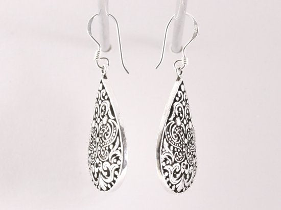 Fijn bewerkte druppelvormige zilveren oorbellen afbeelding 2