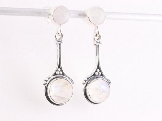 Bewerkte zilveren oorstekers met regenboog maansteen afbeelding 2