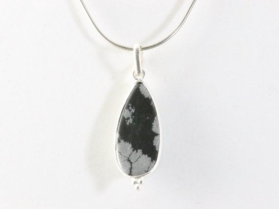 Lange druppelvormige zilveren hanger met sneeuwvlok obsidiaan aan ketting afbeelding 3