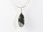 Lange druppelvormige zilveren hanger met sneeuwvlok obsidiaan aan ketting afbeelding 3