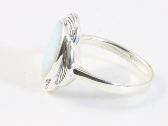 Bewerkte zilveren ring met welo opaal afbeelding 2