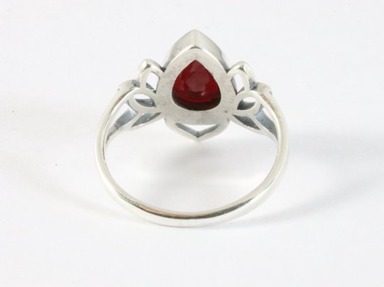 Opengewerkte zilveren lotus bloem ring met granaat afbeelding 3