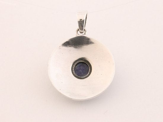 Ronde bewerkte zilveren hanger met lapis lazuli afbeelding 3