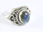 Bewerkte zilveren ring met labradoriet afbeelding 1