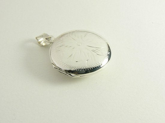 Rond hoogglans zilveren medaillon met fantasiegravering afbeelding 2