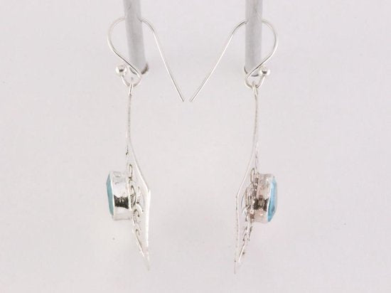 Opengewerkte zilveren oorbellen met blauwe topaas afbeelding 2