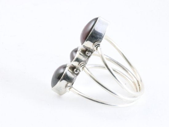 Opengewerkte zilveren ring met 3 granaat stenen afbeelding 2