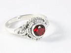 Fijne bewerkte zilveren ring met granaat afbeelding 1