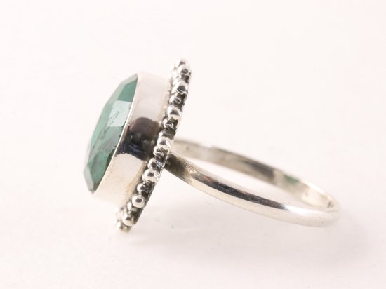 Ronde bewerkte zilveren ring met smaragd afbeelding 2