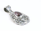Traditionele bewerkte zilveren hanger met granaat afbeelding 2