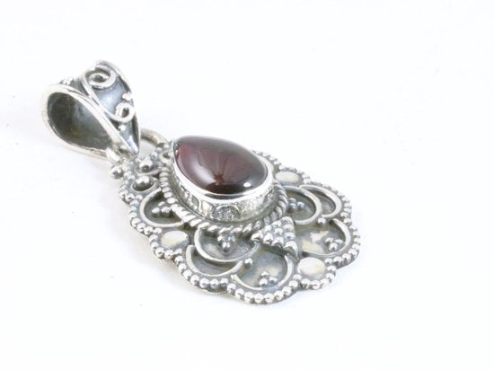 Traditionele bewerkte zilveren hanger met granaat afbeelding 2