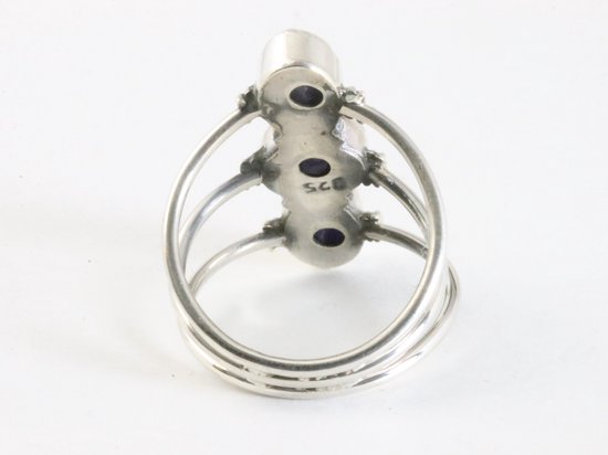 Opengewerkte zilveren ring met 3 blauwe saffier stenen afbeelding 3