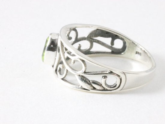 Fijne opengewerkte zilveren ring met peridoot afbeelding 2