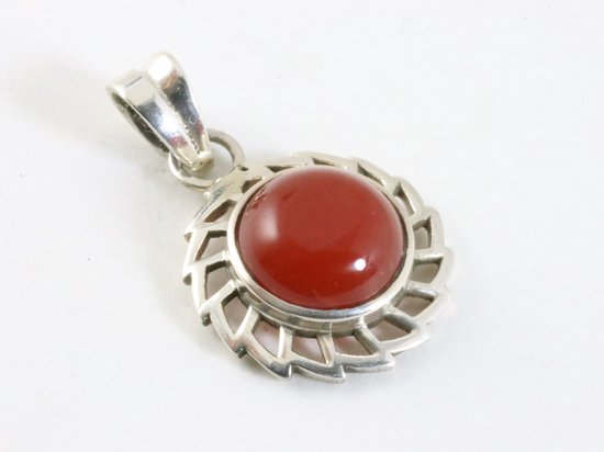 Opengewerkte ronde zilveren hanger met carneool aan ketting afbeelding 2