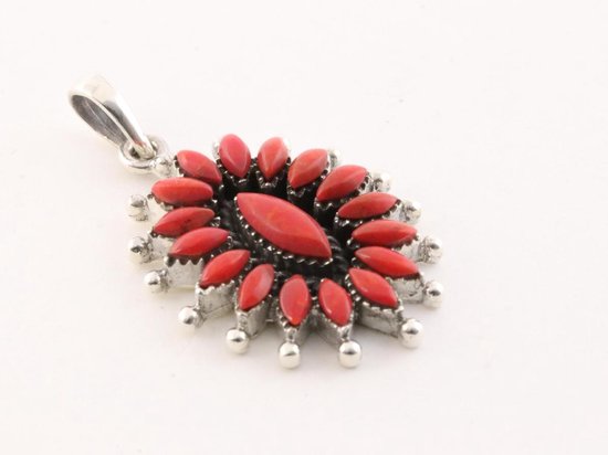 Bewerkte zilveren hanger met rode koraal steen afbeelding 2