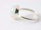 Ovale zilveren ring met regenboog maansteen afbeelding 2