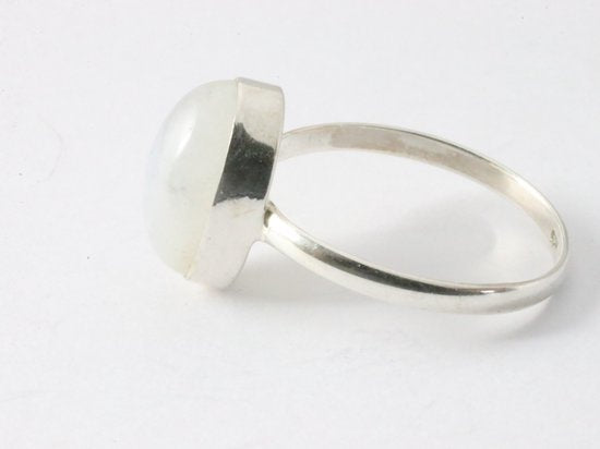 Ovale zilveren ring met regenboog maansteen afbeelding 2