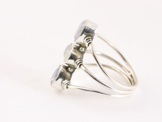 Opengewerkte zilveren ring met 3 regenboog maanstenen afbeelding 2