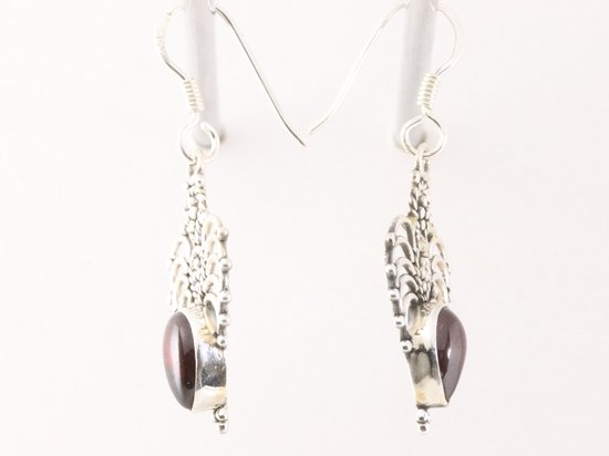 Opengewerkte zilveren oorbellen met granaat afbeelding 2