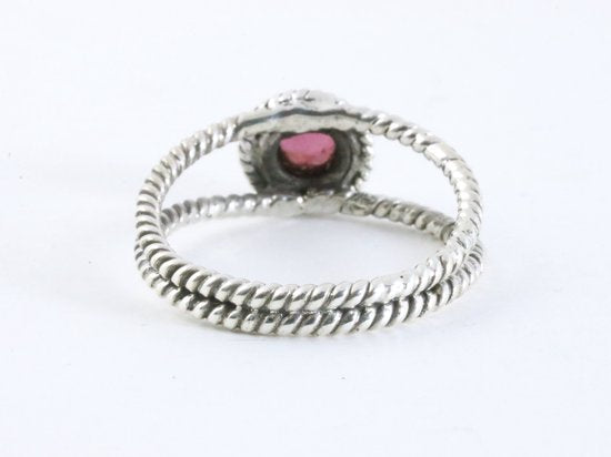 Opengewerkte zilveren ring met granaat afbeelding 3