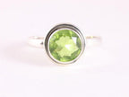 Fijne ronde zilveren ring met peridoot afbeelding 4