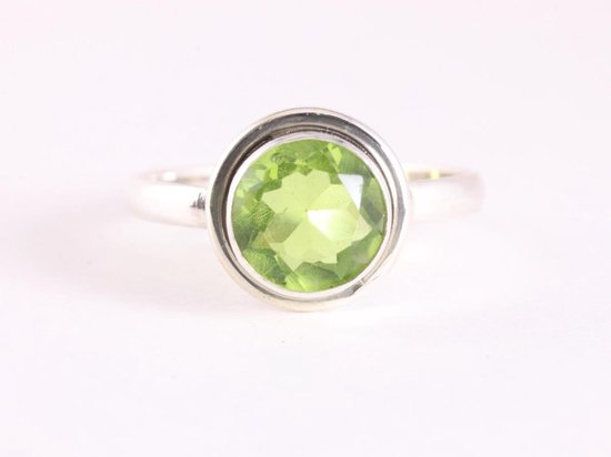Fijne ronde zilveren ring met peridoot afbeelding 4