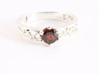 Fijne opengewerkte zilveren ring met granaat afbeelding 4