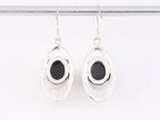 Opengewerkte zilveren oorbellen met onyx afbeelding 3