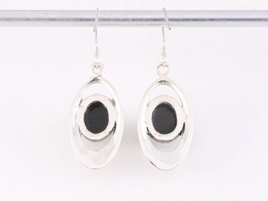 Opengewerkte zilveren oorbellen met onyx afbeelding 3