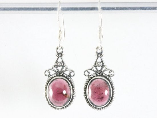 Bewerkte zilveren oorbellen met granaat afbeelding 3