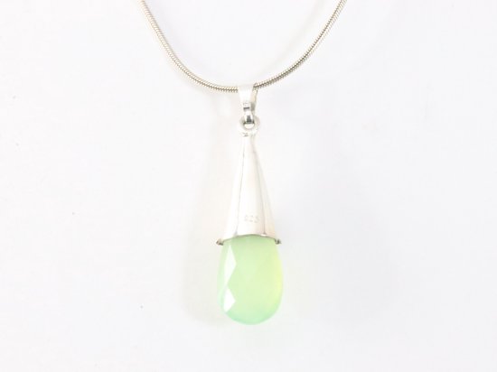 Traditionele bewerkte zilveren hanger met prehniet en peridoot aan ketting afbeelding 3