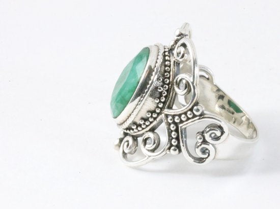 Opengewerkte zilveren ring met smaragd afbeelding 2
