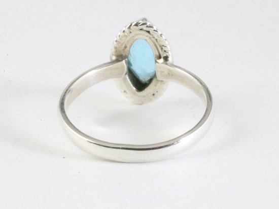 Fijne bewerkte zilveren ring met blauwe topaas afbeelding 3
