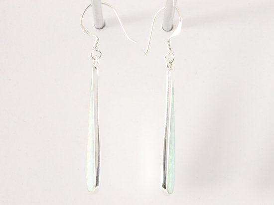 Lange druppelvormige zilveren oorbellen met welo opaal afbeelding 2