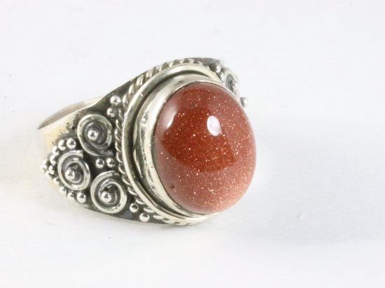 Bewerkte zilveren ring met goudsteen afbeelding 1