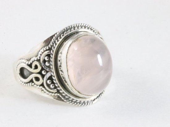 Bewerkte zilveren ring met rozenkwarts afbeelding 1