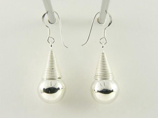 Fijn bewerkte zilveren oorbellen met bolletjes afbeelding 2