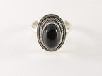 Bewerkte zilveren ring met onyx afbeelding 4