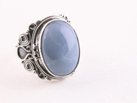 Bewerkte zilveren ring met blauwe opaal afbeelding 1