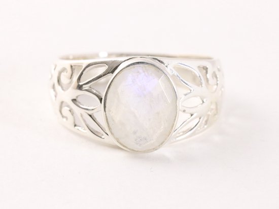 Opengewerkte zilveren ring met regenboog maansteen afbeelding 4