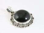 Ronde bewerkte zilveren hanger met onyx afbeelding 2