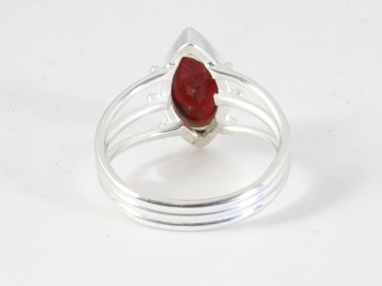 Opengewerkte zilveren ring met granaat afbeelding 3