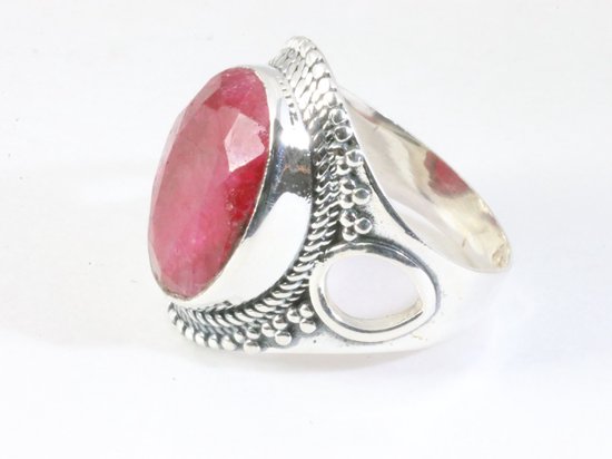 Bewerkte zilveren ring met robijn afbeelding 2