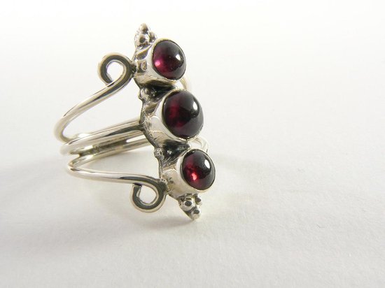 Opengewerkte zilveren ring met 3 granaat stenen afbeelding 1