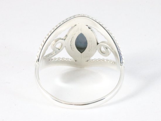 Opengewerkte zilveren ring met blauwe opaal afbeelding 3