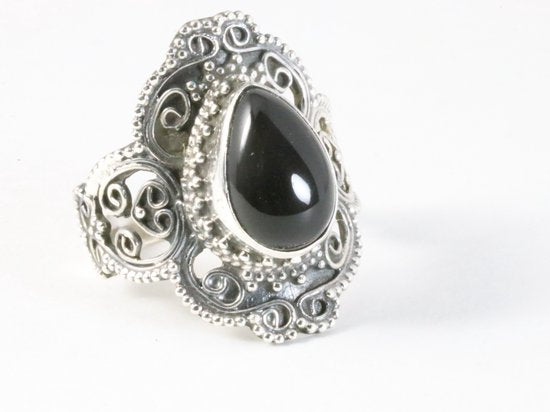 Bewerkte zilveren ring met onyx afbeelding 1
