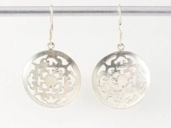 Traditionele zilveren mandala oorbellen met rode koraal steen afbeelding 3