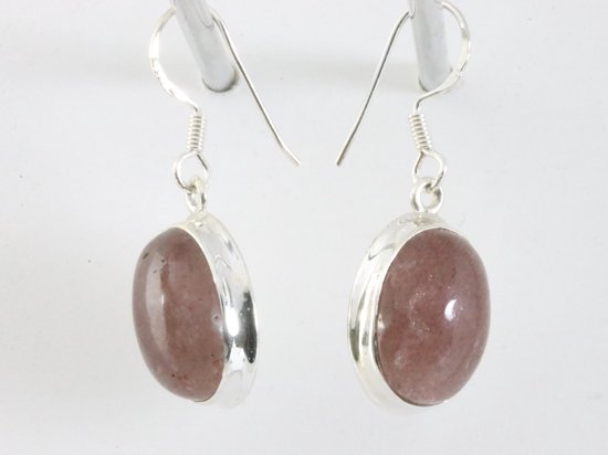 Ovale zilveren oorbellen met aardbeienkwarts afbeelding 2